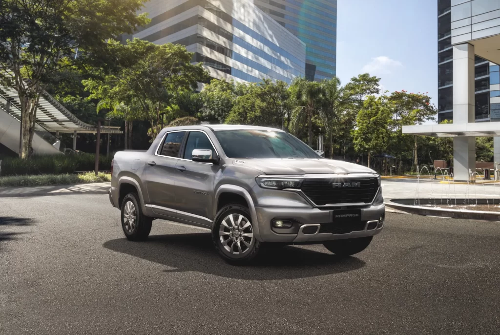 Vista frontal da Rampage R/T com design esportivo, força e presença marcante.