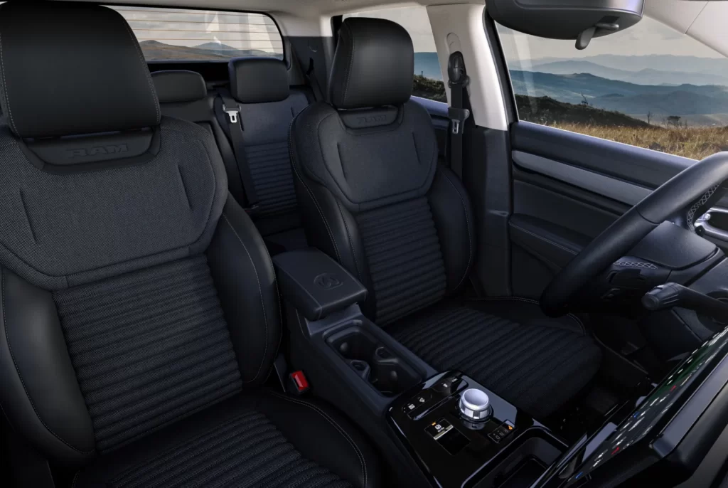 Interior moderno da Rampage R/T com acabamento refinado e tecnologia embarcada.