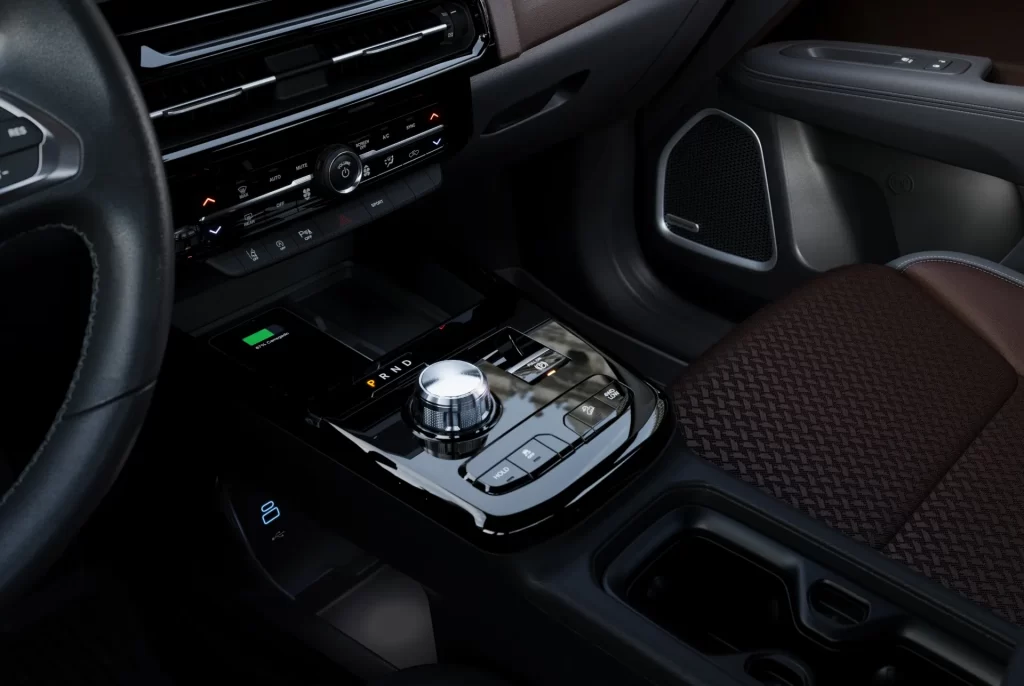 Interior moderno da Rampage R/T com acabamento refinado e tecnologia embarcada.