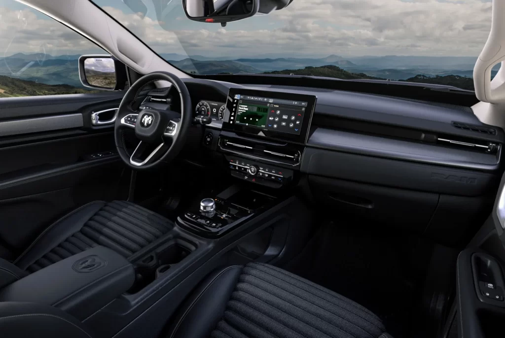 Interior moderno da Rampage R/T com acabamento refinado e tecnologia embarcada.