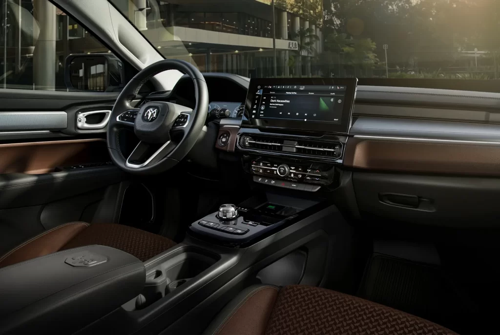 Interior moderno da Rampage R/T com acabamento refinado e tecnologia embarcada.